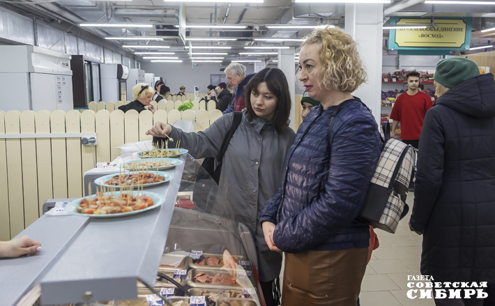 На дегустации рыбных продуктов большой интерес привлекли подкопченные кальмары, а малосольная селедочка вызвала просто настоящий фурор — многие покупатели брали по две-три рыбки сразу. Фото: Андрей Заржецкий