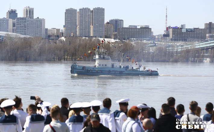 25 апреля по Оби впервые в этом году пошли суда. Фото: Алина Кухмарь