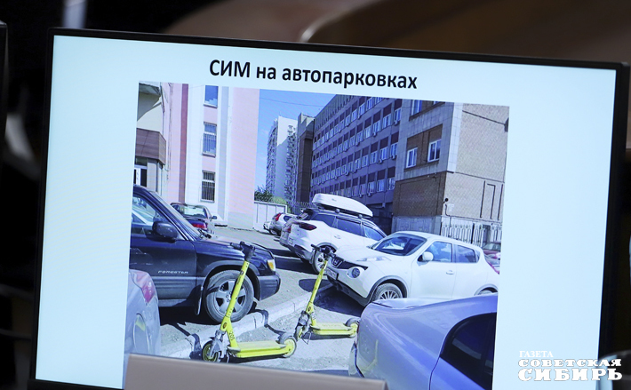 С наступлением тепла кикшеринговые электросамокаты заполонили не только городские тротуары и автопарковки, но и дворы, что вызывает большое недовольство и жалобы жителей. Фото: Андрей Заржецкий