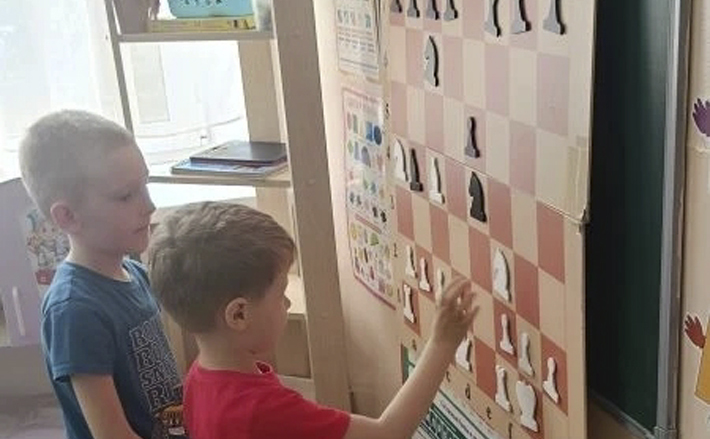В работу по развитию шахматного движения вовлекаются не только учителя общеобразовательных школ, но и педагоги домов детского творчества, ДЮСШ, воспитатели детских садов, труженики производственных предприятий и учреждений, прошедшие необходимую переподготовку. Фото: Сергей Акулов/ предоставлено ГАУ ДО НСО «Спортивная школа по шахматам»