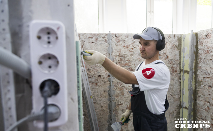 Несмотря на высокую загрузку, Степан умеет находить баланс между работой и личной жизнью. Он успевает отдыхать и проводить время с семьей — женой и тремя сыновьями. Кириковы живут в Новосибирске: у них есть квартира и частный дом в деревне, где мастер занимается благоустройством участка. Это еще одно его увлечение: обустраивать пространство вокруг себя так, чтобы и дома было комфортно и красиво. Фото: Андрей Заржецкий