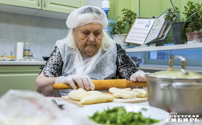 Александра Ефимовна знает толк в приготовлении домашней еды. Фото Андрей Заржецкий 