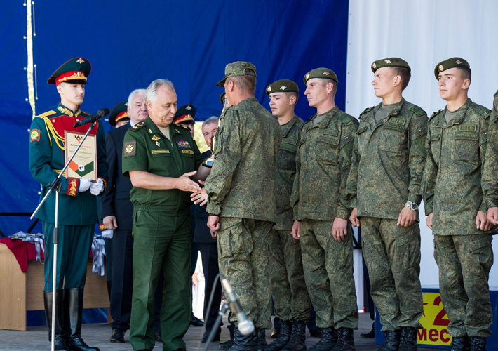 Награждение проводит генерал армии Аркадий Бахин. Фото Натальи МАНТОРОВОЙ
