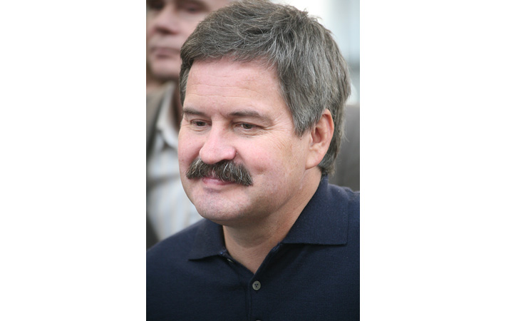 Дмитрий Верховод озадачен, откуда взялась информация, что скульптура посвящена известному КВН-щику. Фото Михаила Пермина