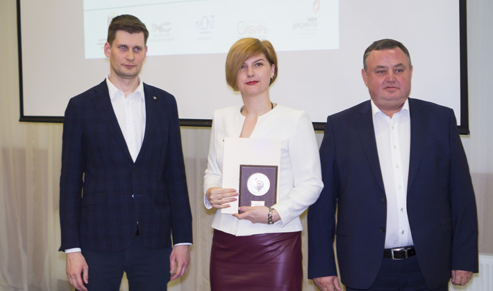 Вадим Васильев, начальник управления промышленности и предпринимательства минпромторга Новосибирской области, и Сергей Алтухов, президент Новосибирской торгово-промышленной палаты, наградили одну из победительниц регионального этапа конкурса «Золотой Меркурий». Фото предоставлены НТПП