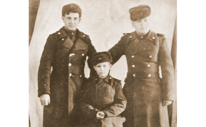 Сын полка Толя с сослуживцами. Монголия, 1945 год