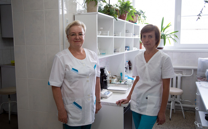 Вся  продукция Ленинского рынка Новосибирска обязательно  пройдет проверку  в лаборатории  ветеринарно-санитарной экспертизы , где работают  заведующая Нина  Шеффер и  врач-ветсанэксперт   Людмила Опарина. Фото Виктора БОРОВСКИХ