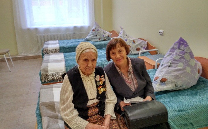 Клавдия Губина с интересом осмотрела апартаменты «дедсада» и осталась довольна. Фото Анжелины ДЕРЯБИНОЙ