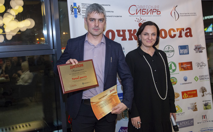 Павел Черноусов (ООО «Завод Металикс ТД» ) и Анна Амосова (министерство промышленности, торговли и развития предпринимательства Новосибирской области). Фото Виктора БОРОВСКИХ