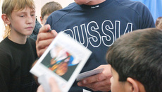 После стартов с олимпийцами в 173-й школе. Конечно же, к Александру Александровичу за автографом выстроилась очередь!