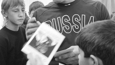 После стартов с олимпийцами в 173-й школе. Конечно же, к Александру Александровичу за автографом выстроилась очередь!