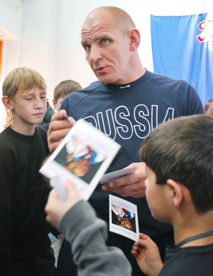 После стартов с олимпийцами в 173-й школе. Конечно же, к Александру Александровичу за автографом выстроилась очередь!