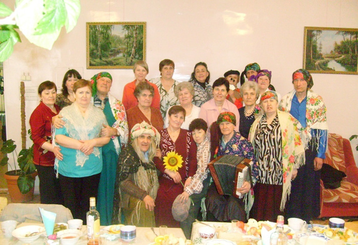 Веселиться мы умеем.  Клуб общения в отделении дневного пребывания.