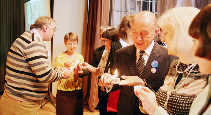 Вместе с клубом «Зажги свечу» совсибирцы держали в ладонях горящие свечи — символ душевного добра и света.