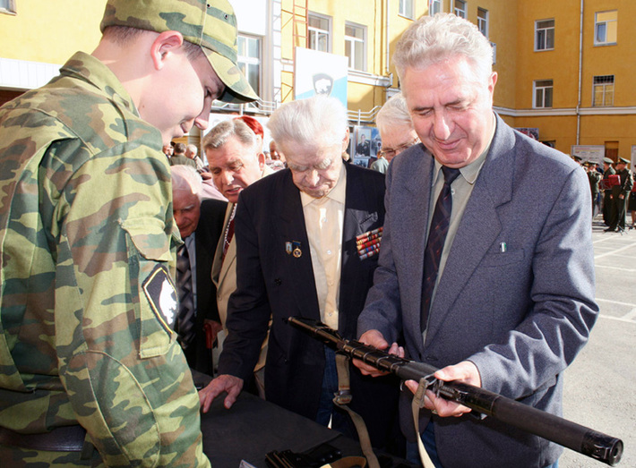 …осмотреть оружие разных поколений…