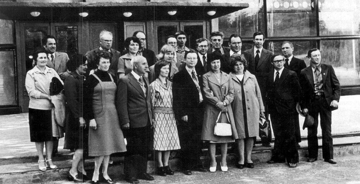 Олимпиада Ардашова (в первом ряду, третья справа).