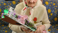 Вера Митрофановна принимает поздравления.