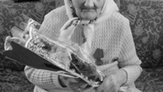 Вера Митрофановна принимает поздравления.