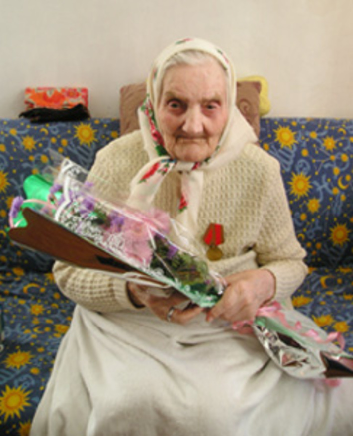 Вера Митрофановна принимает поздравления.