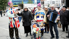 И продуктов прикупили, и людей повеселили.