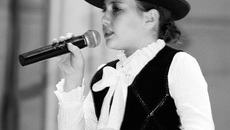 Вокалистка Вероника Гуляева.