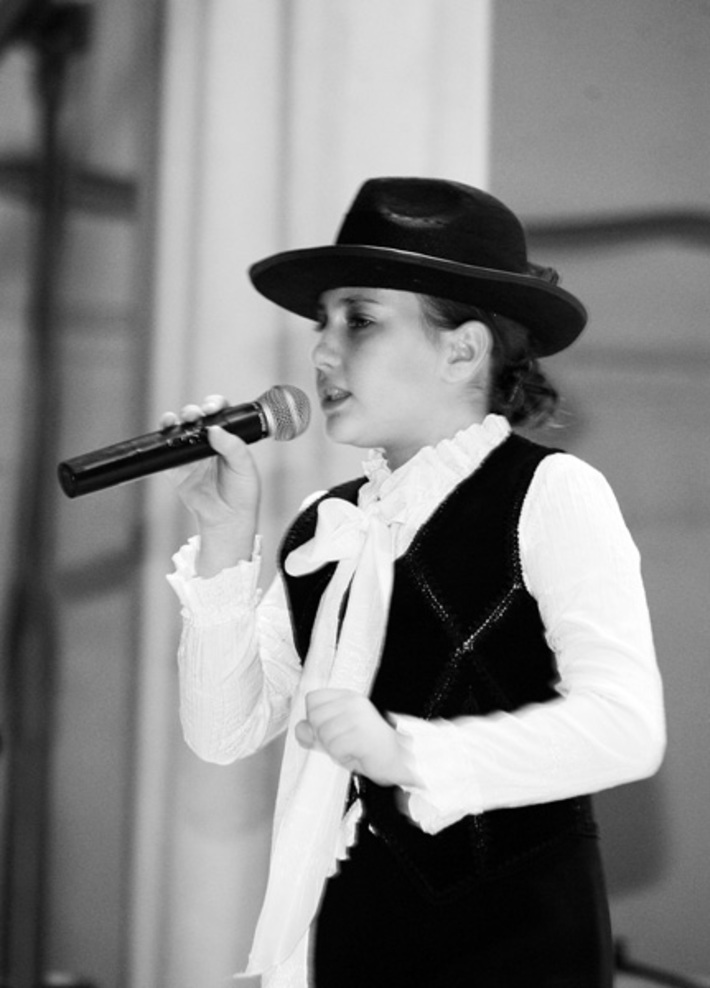 Вокалистка Вероника Гуляева.