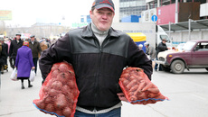 С сельхозярмарки домой.  Фото Бориса МОСКВИНА.