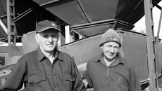 На снимке: в числе тех, кто боролся за сохранность урожая, машинисты зерносушильных установок Александр Литвин и Алексей Иванченко.