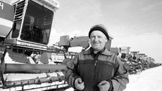Один из опытнейших механизаторов хозяйства Игорь Колесник. Нынешняя уборка стала для него 30-й.