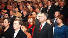 Церемония торжества началась со звуков Гимна России.