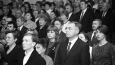 Церемония торжества началась со звуков Гимна России.