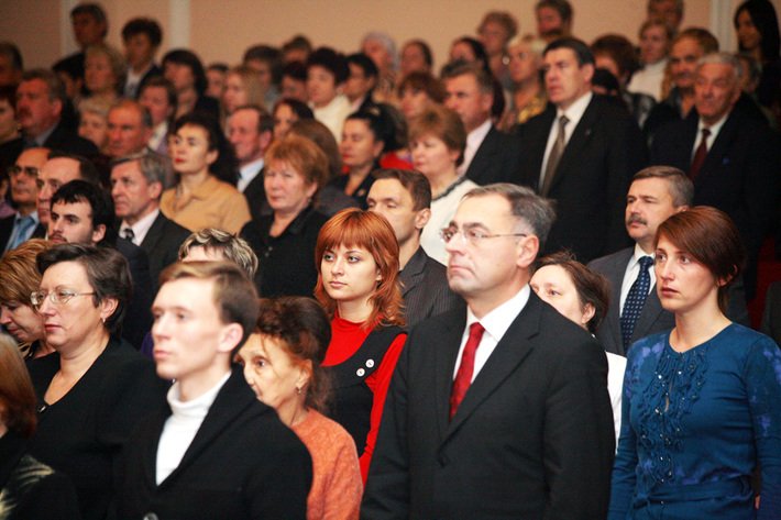 Церемония торжества началась со звуков Гимна России.