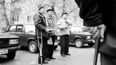 Геннадий Анашкин, Леонид Морозов и Николай Позняков у своих новых авто.
