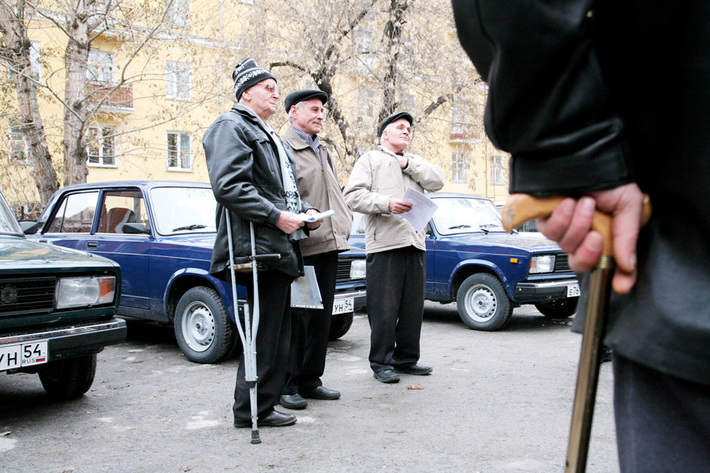 Геннадий Анашкин, Леонид Морозов и Николай Позняков у своих новых авто.