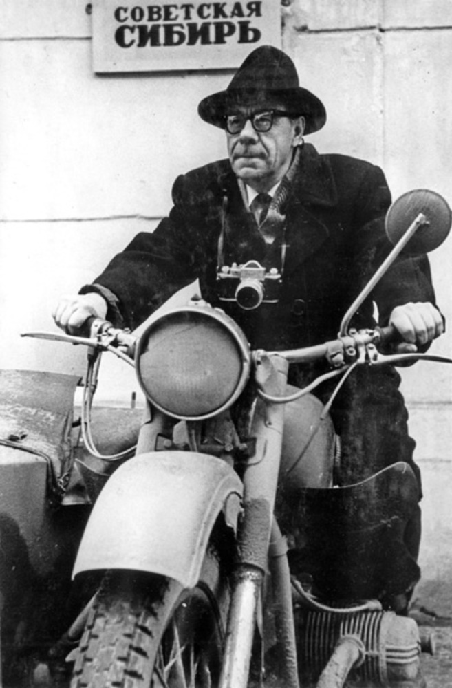 Борис Шумаков, фотокорреспондент: в командировку на лихом коне. Фото из архива редакции.