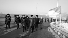 Мэр и губернатор (на переднем плане) обходят новую развязку.
