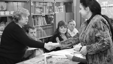 Поздравления принимает Надежда Ильина, учитель ИЗО новосибирской школы № 47 имени Михина. Слева направо: Татьяна Пендюрина, поэт, руководитель студии «Молодость» Евгений Мартышев, поэтесса Ольга Киевская, композитор Геннадий Лукашов.