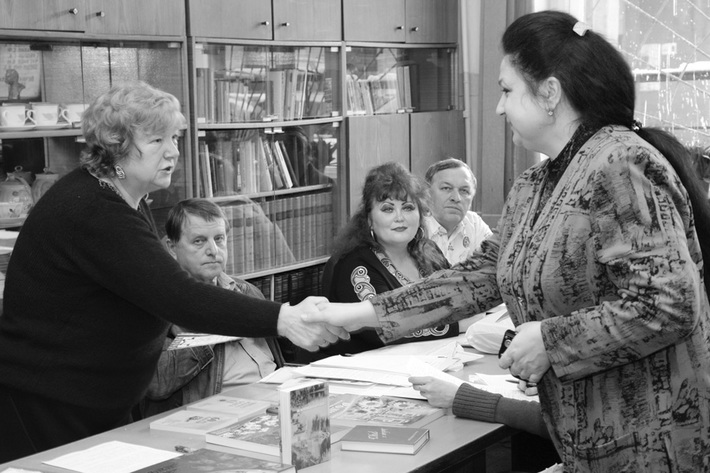 Поздравления принимает Надежда Ильина, учитель ИЗО новосибирской школы № 47 имени Михина. Слева направо: Татьяна Пендюрина, поэт, руководитель студии «Молодость» Евгений Мартышев, поэтесса Ольга Киевская, композитор Геннадий Лукашов.