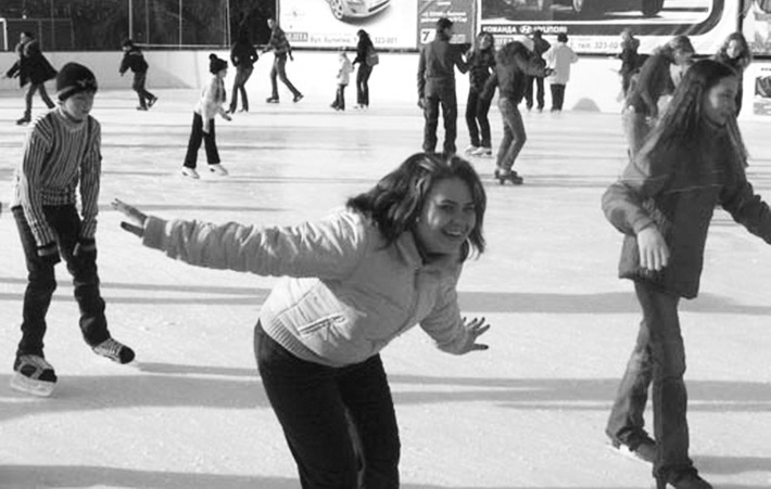 И звенит под ногами каток...