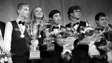 Рядом с чемпионами — серебряный призер соревнований Каныбек Сагынбаев и бронзовые — Даниил Богушевский (Россия) и Александр Паламарь (Украина).