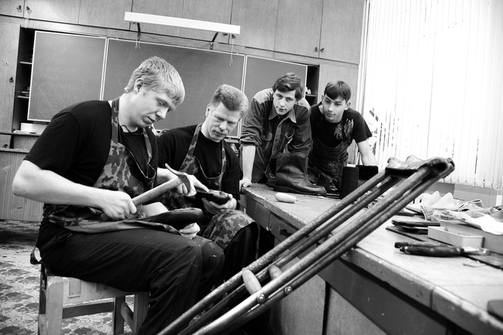 Новосибирское профессиональное училище-интернат для инвалидов. Будущие обувщики индивидуального пошива (слева направо): Дмитрий Мухин, Александр Семеновых, Илья Никитин, Дмитрий Макрецкий.