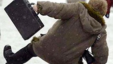 Осторожно, пешеход, на дороге гололед.