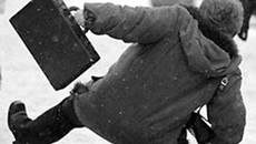 Осторожно, пешеход, на дороге гололед.