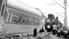 На месте крушения «Невского экспресса». Фото с lpohtimes.ru.