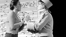 сцена из оперного спектакля «Золушка» Дж. Россини санкт-петербургского детского музыкального театра «Зазеркалье» — спектакля, которым открывается сегодня в Новосибирске VIII Международный Рождественский фестиваль искусств