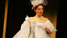 Прекрасная незнакомка подняла вуаль и все узнали в ней Золушку (Юлия Неженцева).