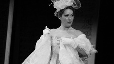 Прекрасная незнакомка подняла вуаль и все узнали в ней Золушку (Юлия Неженцева).