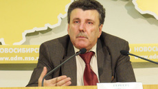 Виктор Гергерт ведет пресс-конференцию.