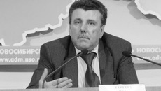 Виктор Гергерт ведет пресс-конференцию.