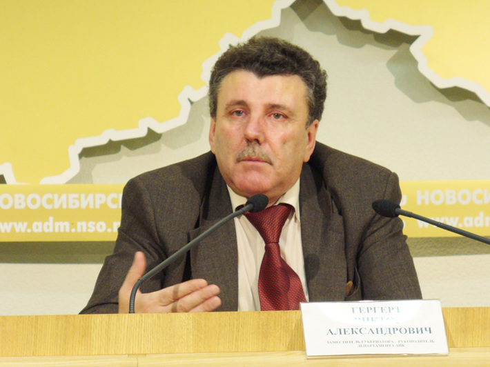 Виктор Гергерт ведет пресс-конференцию.